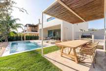 Casa Mediterrânea Contemporânea com Piscina e Vista Mar - Totalmente