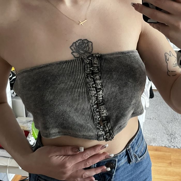 szaro czarny crop top zapinany z przodu Primark