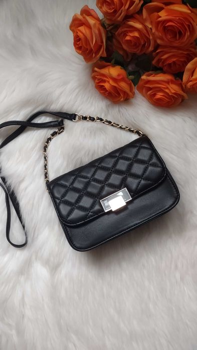 Czarna torebka na ramię typ chanelka MOHITO