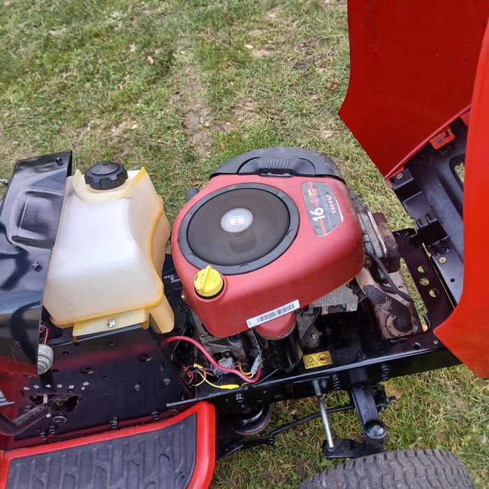 Tractor corta relva ou ervas selvagem