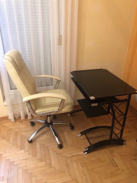 Biurko i fotel na kolkach