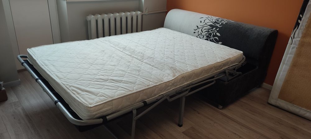 Продам розкладний диван в гарному стані + пуф в подарунок