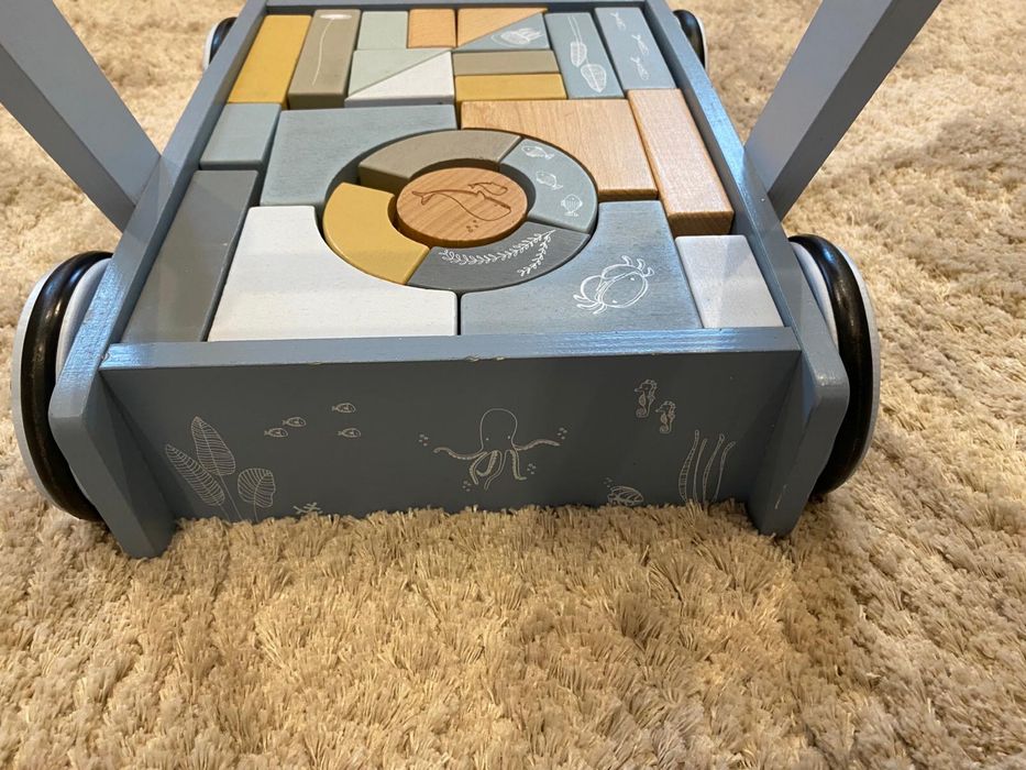 Pchacz jeździk little dutch wozek z klockami