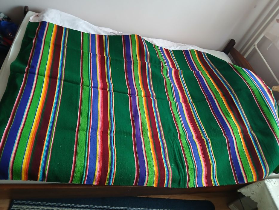 Kilim wełniany. Narzuta w stylu łowickim.
Wymiary 127x247 cm.