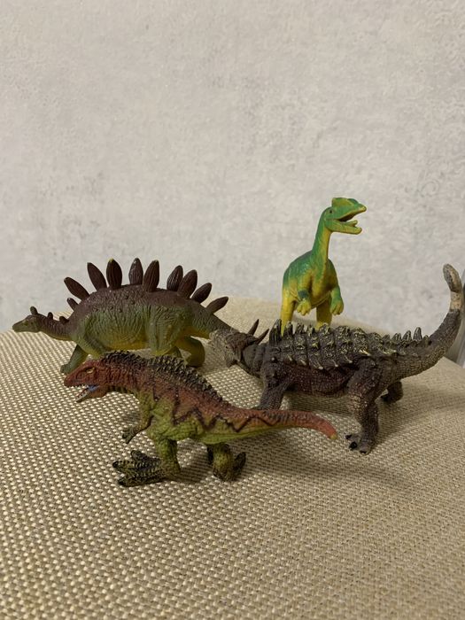 Іграшки динозавр