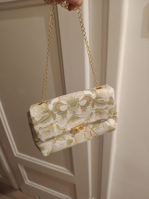 Śliczna kremowa torebka kopertówka w kwiaty na łańcuszku