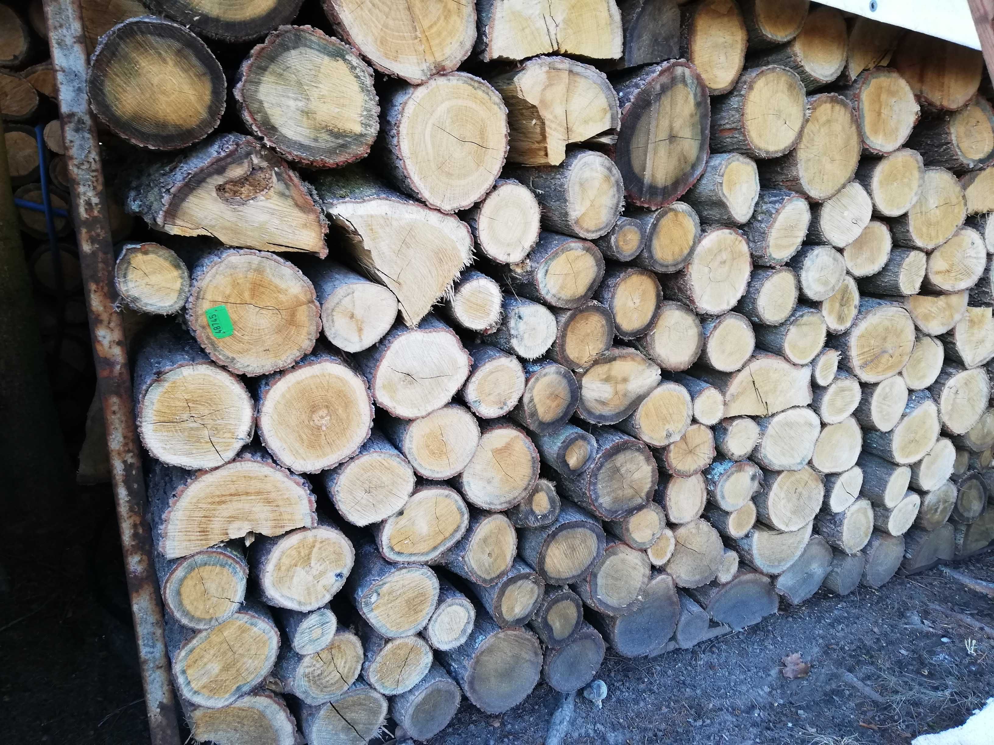 drewno do kominka dąb sezonowany suchy gotowy do palenia