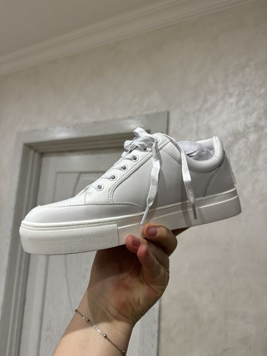 Оригінальні кросівки Karl Lagerfeld Розмір 9.5US 3540 грн
