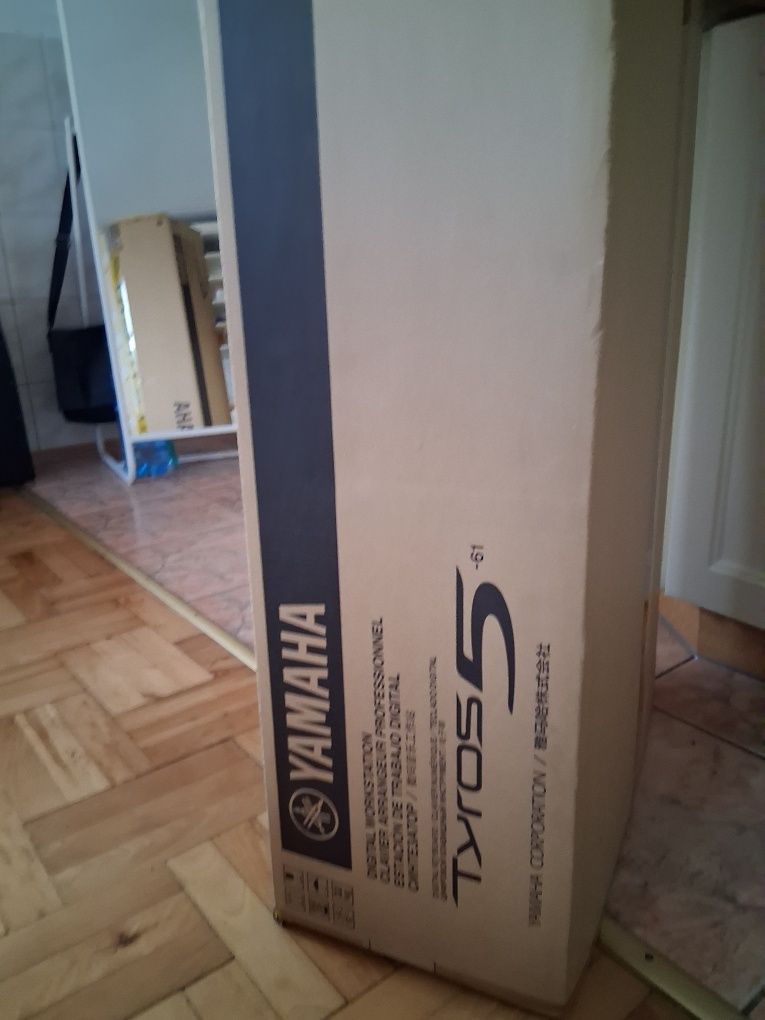 Karton Yamaha Tyros 5