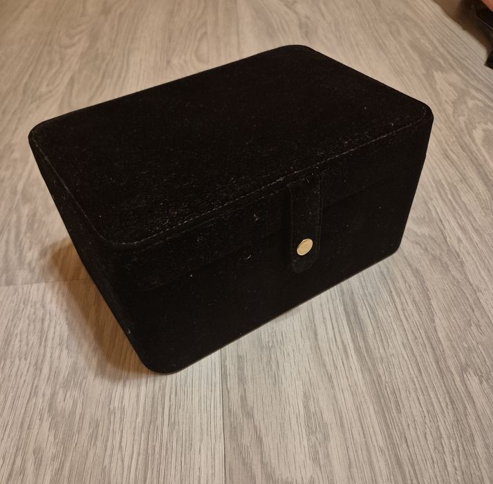 Kuferek na biżuterię