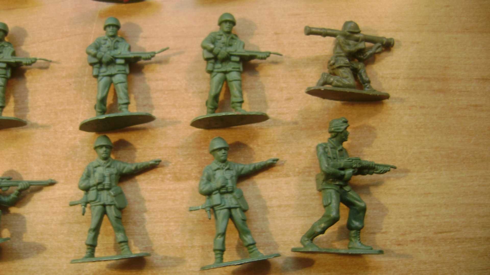 Starocie z PRL - Stare zabawki = Zestaw 40 żołnierzyków TANIO