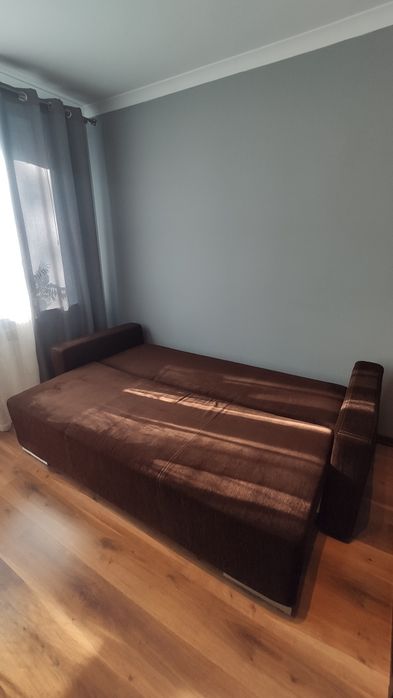 Brązowa duża kanapa rozkładana z pojemnikiem na pościel