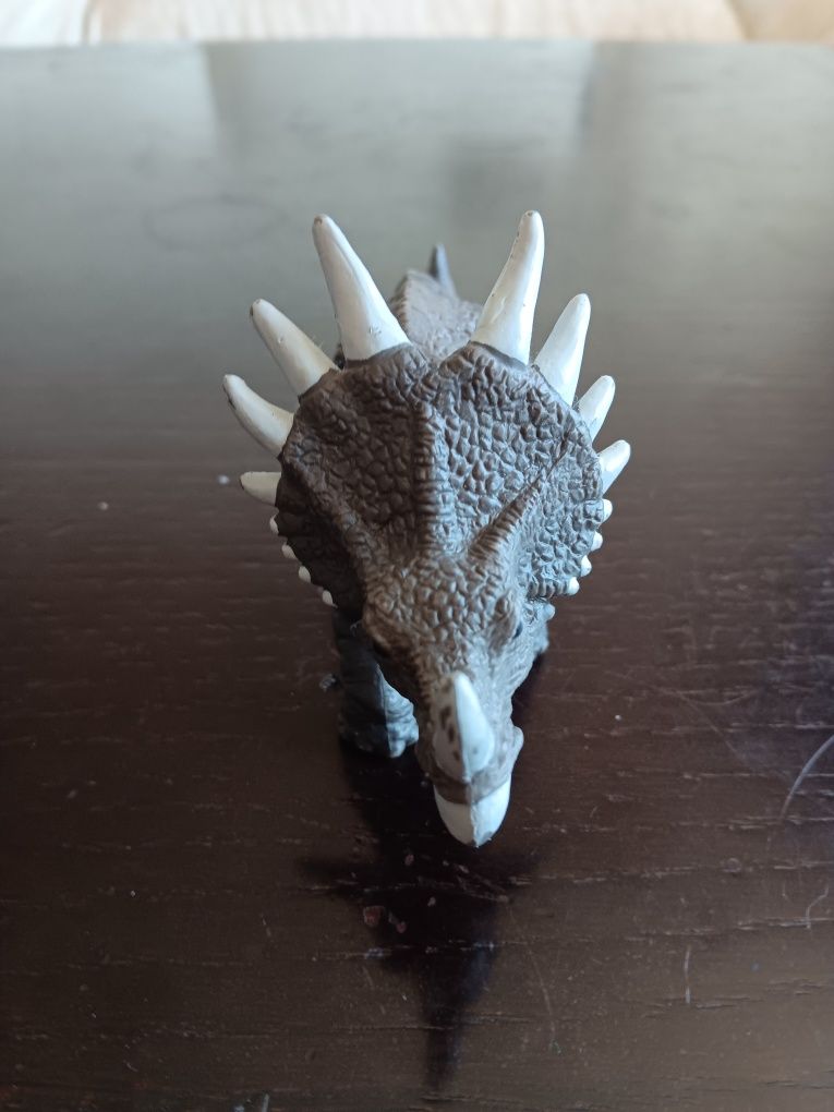 Triceratops - dinossauro de brincar
