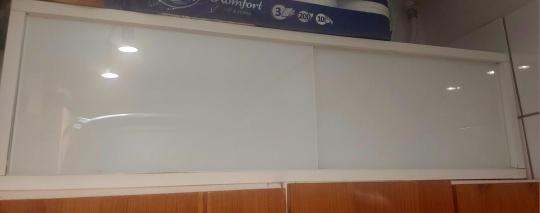 Wisząca szafka z przesuwanymi drzwiczkami Ikea