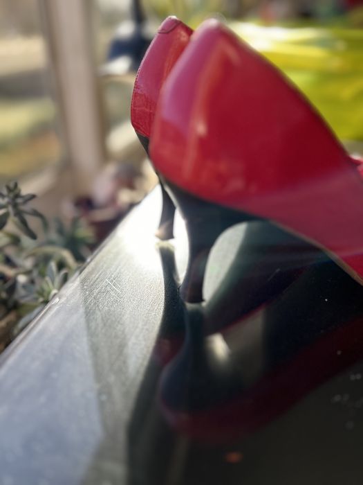 Sapato de verniz com pouco brilho , confortável.