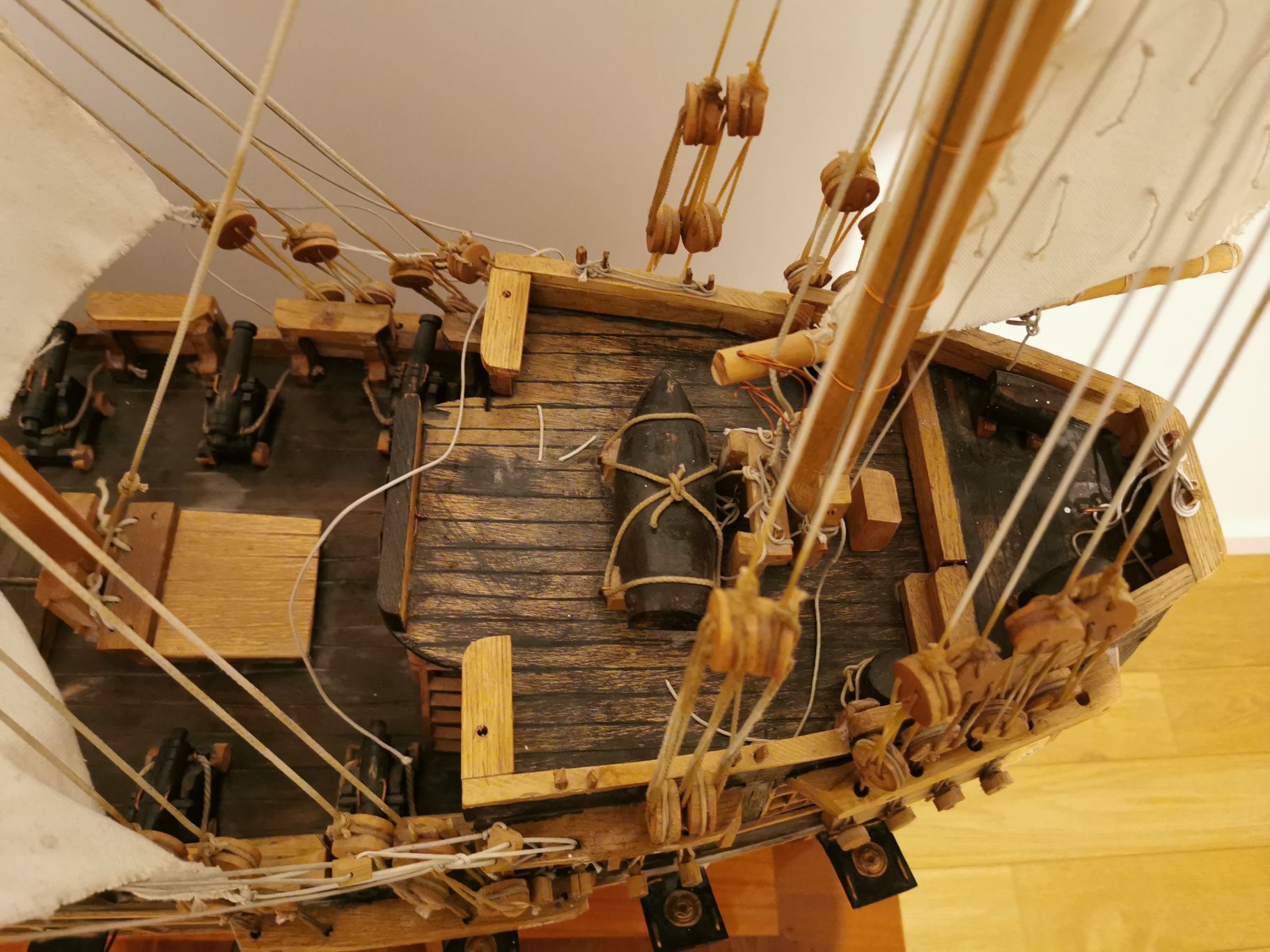 Statek ręcznie wykonany z drewna.