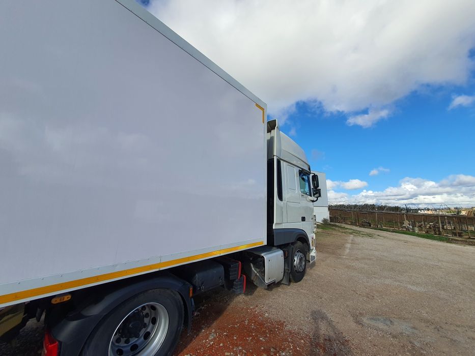 Camião Daf com reboque frigorífico.