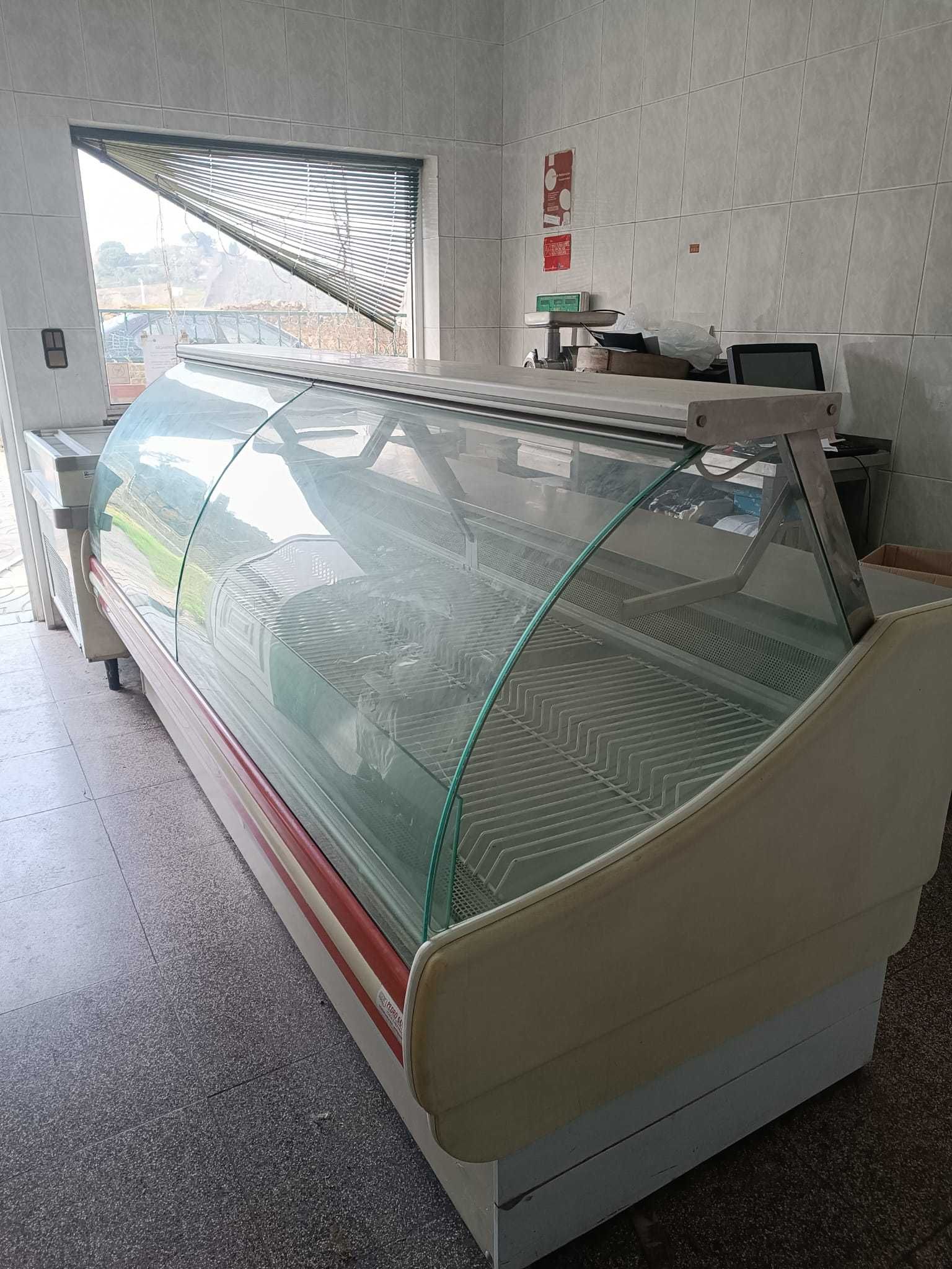 Vitrine Refrigerada de 2,5 Metros em Aço Inoxidável