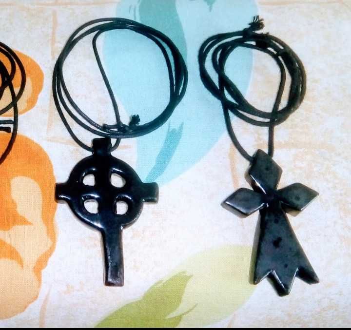 Cordões com cruzes de inspiração medieval!