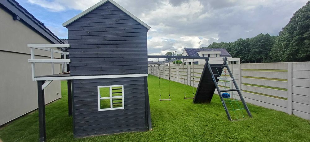 Drewniany domek dla dzieci ze zjeżdżalnią