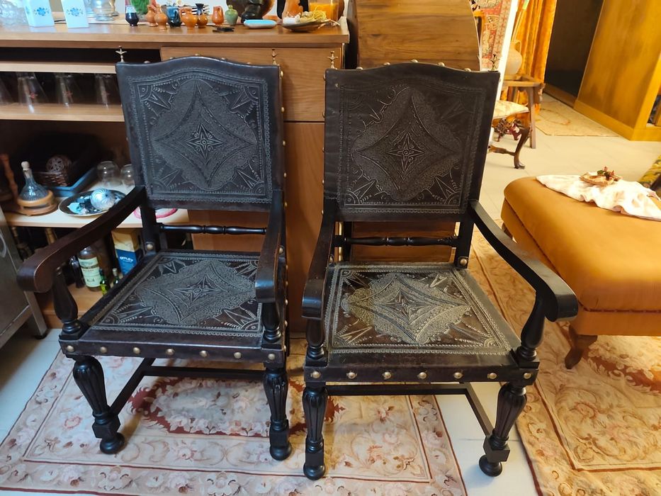 Cadeiras de sala jardim e banco de balcão