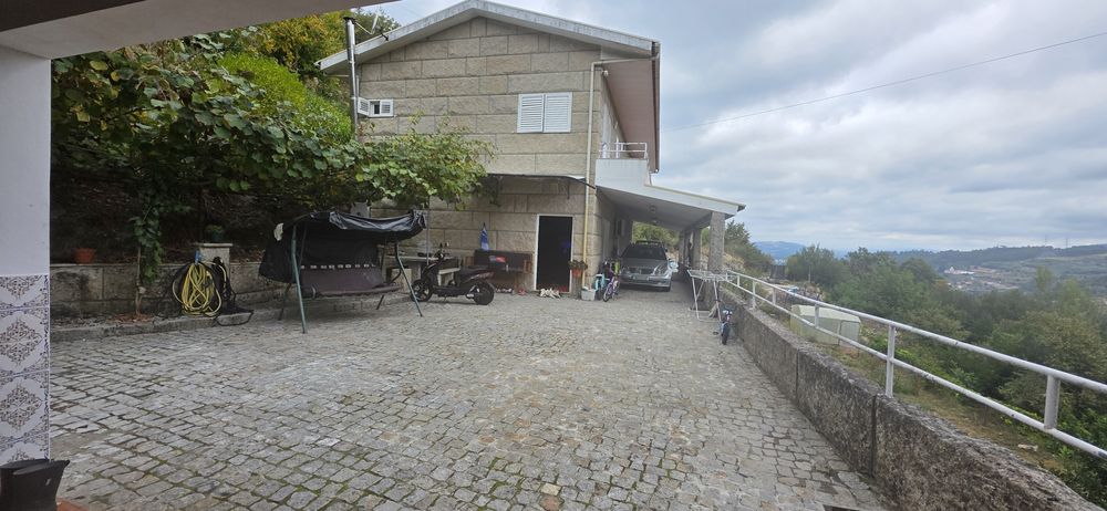 Vendo t4 com 5 casas de banho