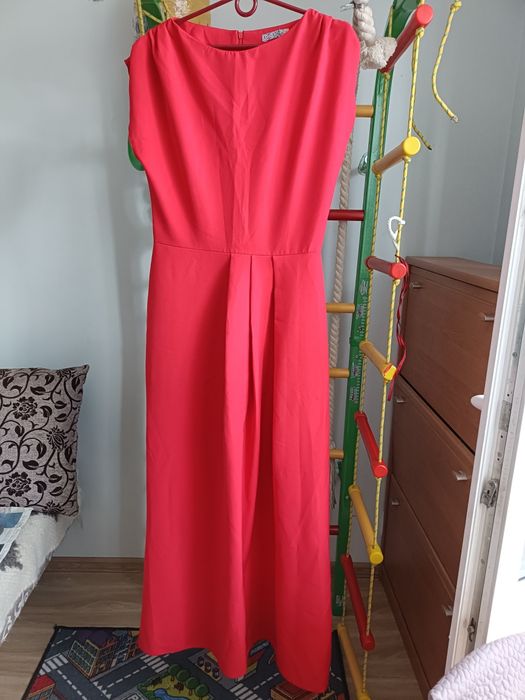 Довга червона сукня