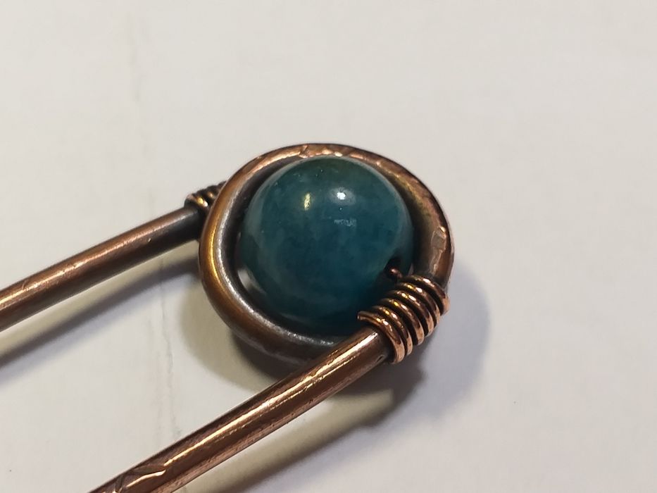 Заколка для волосся для зачісок. 
Ручна робота, мідь, натуральний камі