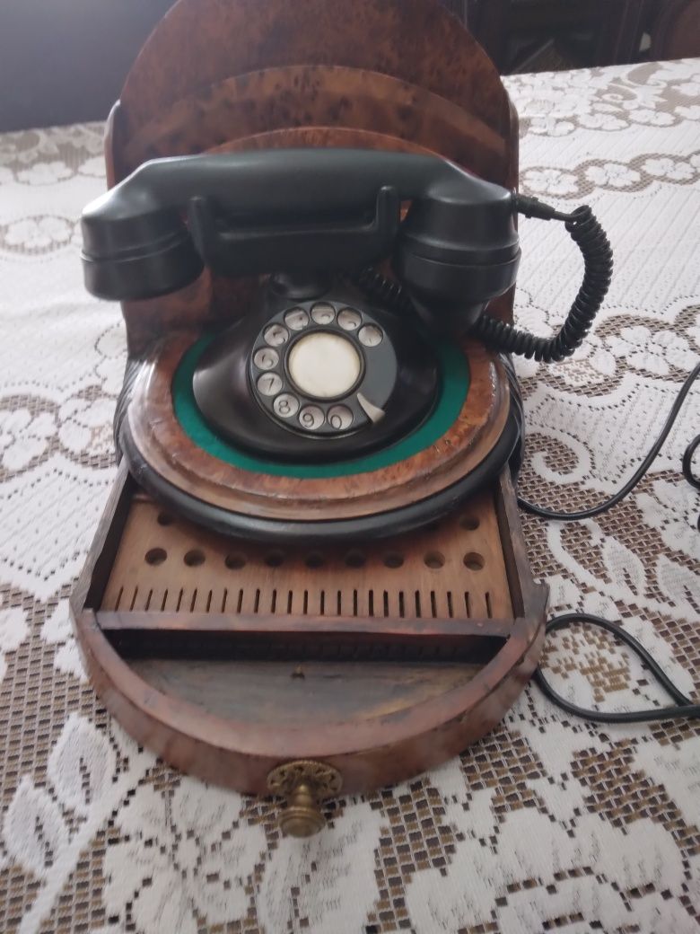 Telefone antigo com expositor