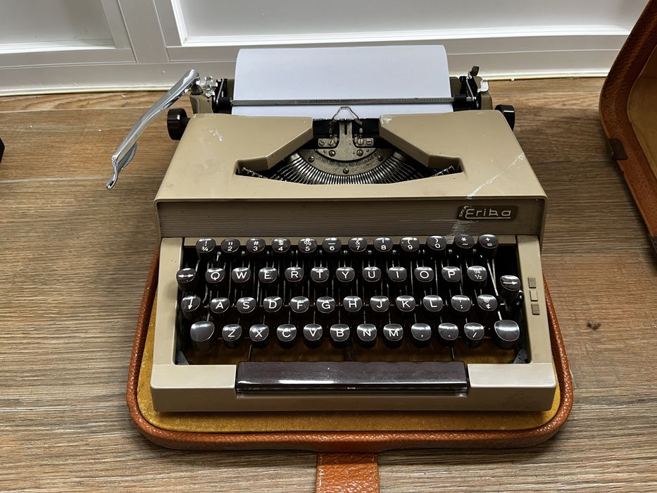 Máquina de escrever Erika com +75 anos