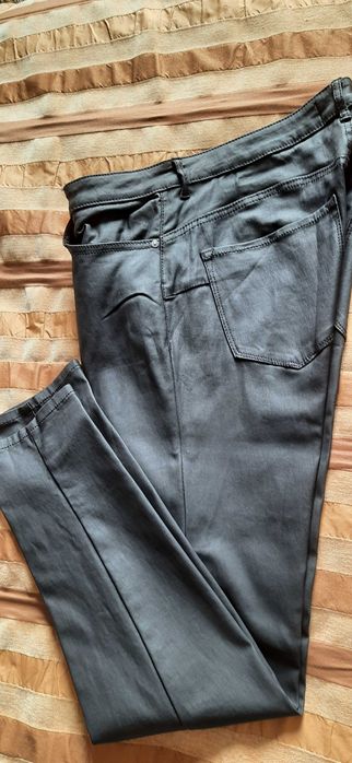 Calças em tecido cerado