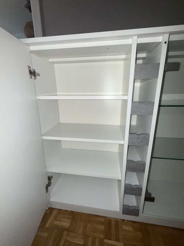 Komoda  częściowo oszklona