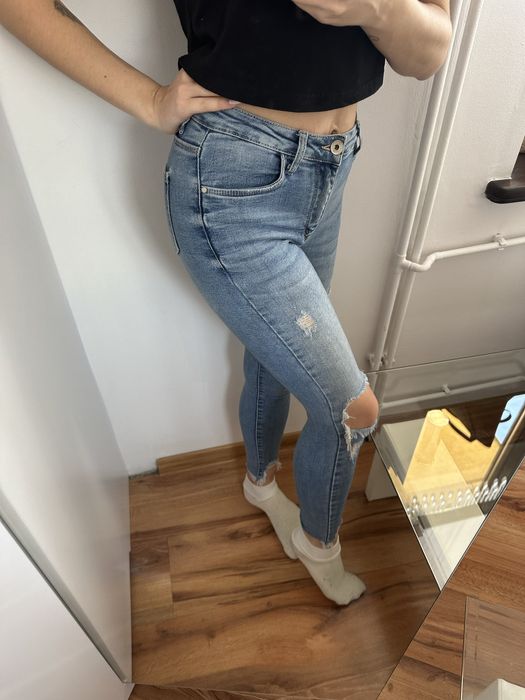 Jesnsowe spodnie z dziurami