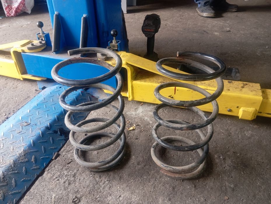 Пружини оригінальні Лансер 9