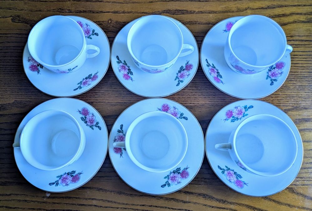6 porcelanowych filiżanek wraz z podstawkami