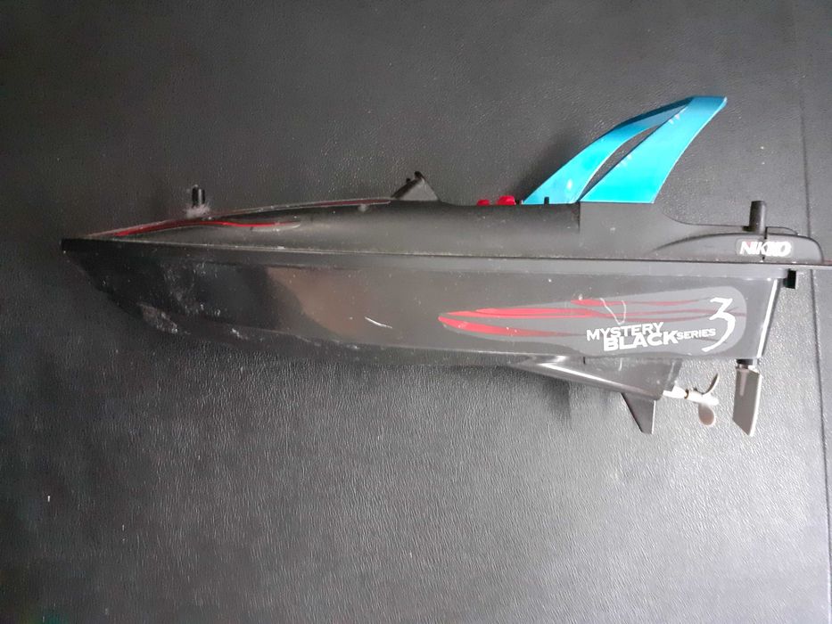 Barco telecomandado sem comando