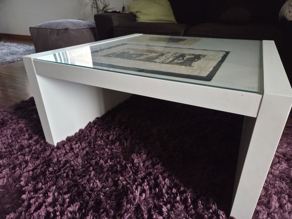 Mesa de apoio branca com vidro