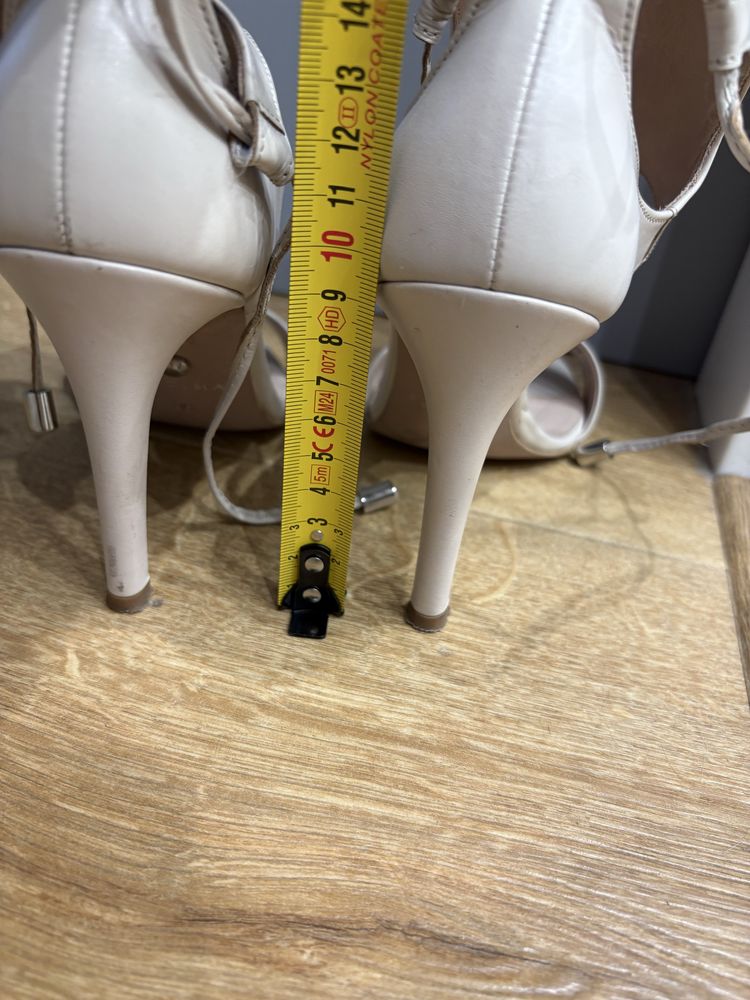 Skórzane beżowe buty szpilki Ryłko 36