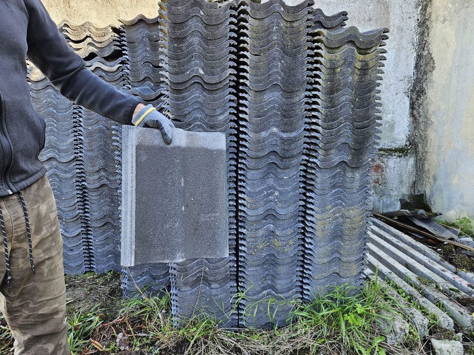 Lote 1.400 telhas de cimento onduladas/ cumeeiras, em excelente estado