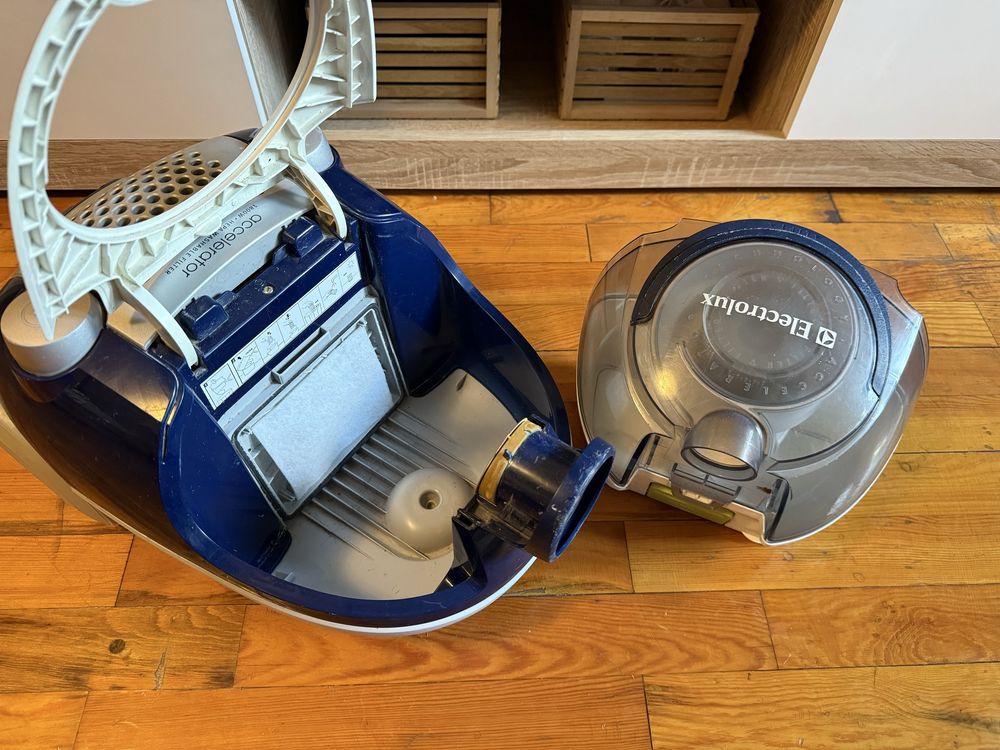 Пилосмок Electrolux accelerator 1800W