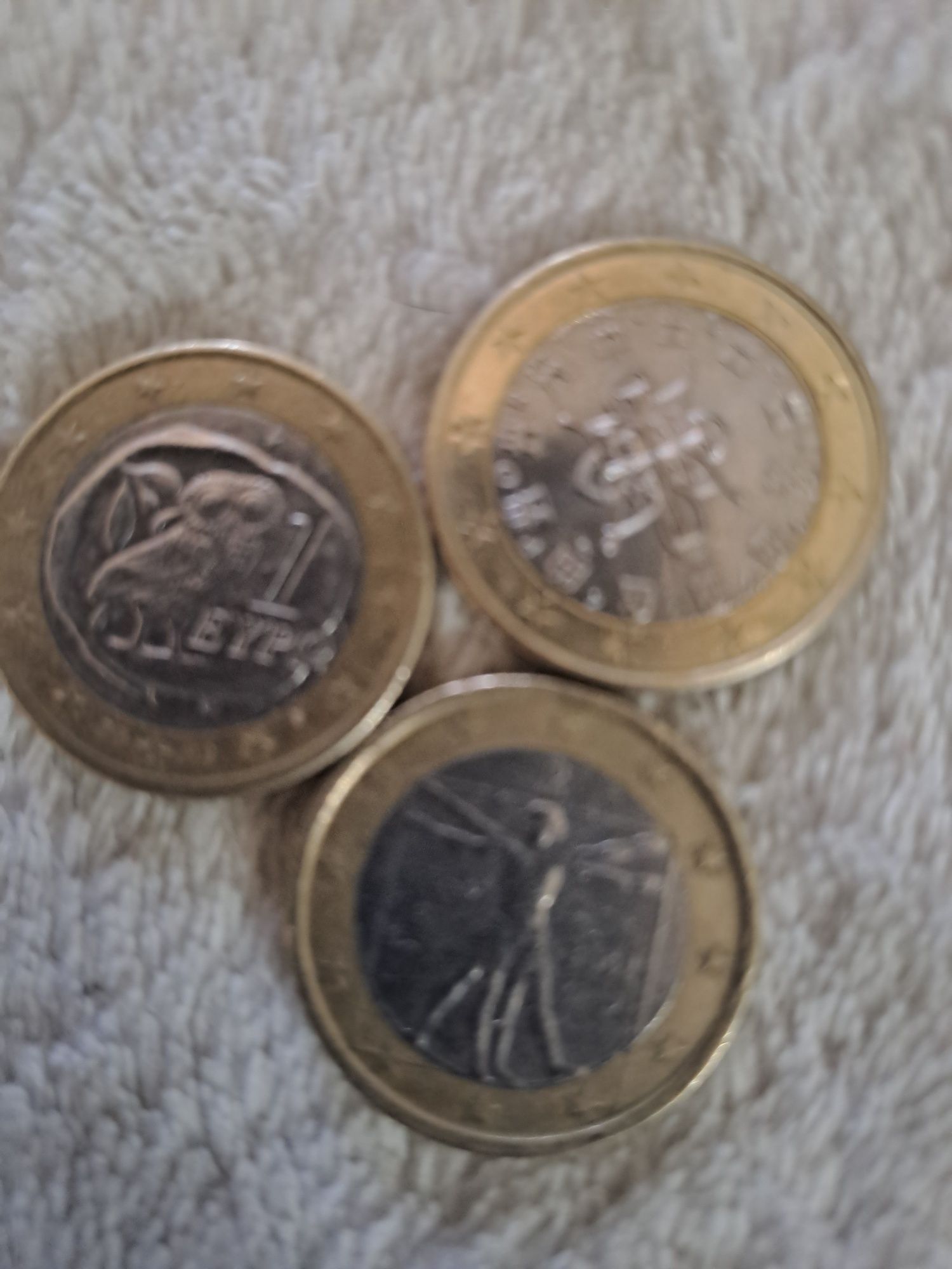 Vendo 3 moedas raras de 1 euro com desfeito