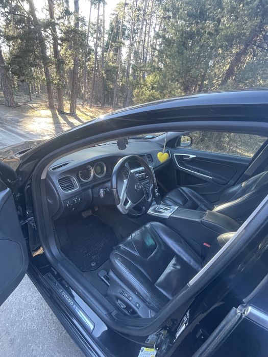 Автомобиль Volvo s60 2,5т