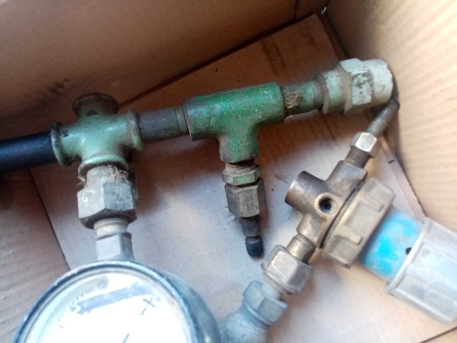 Продам кислородный, углекислотный вентиль и манометр с переходниками