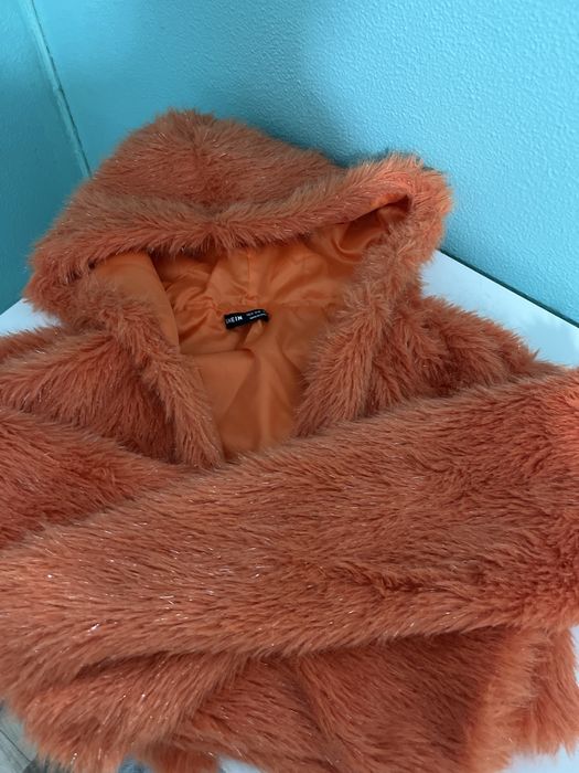 Casaco de pêlo laranja com brilhantes