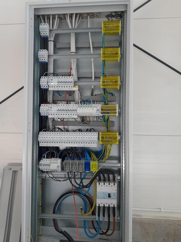 ELEKTRYK - 24H, Usuwanie awarii, Wykonywanie instalacji