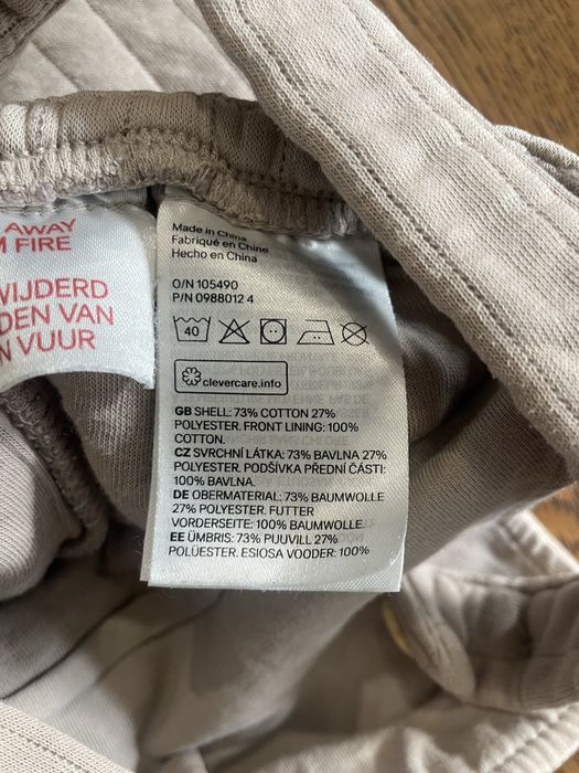 Ogrodniczki z H&M w kolorze cappuccino.