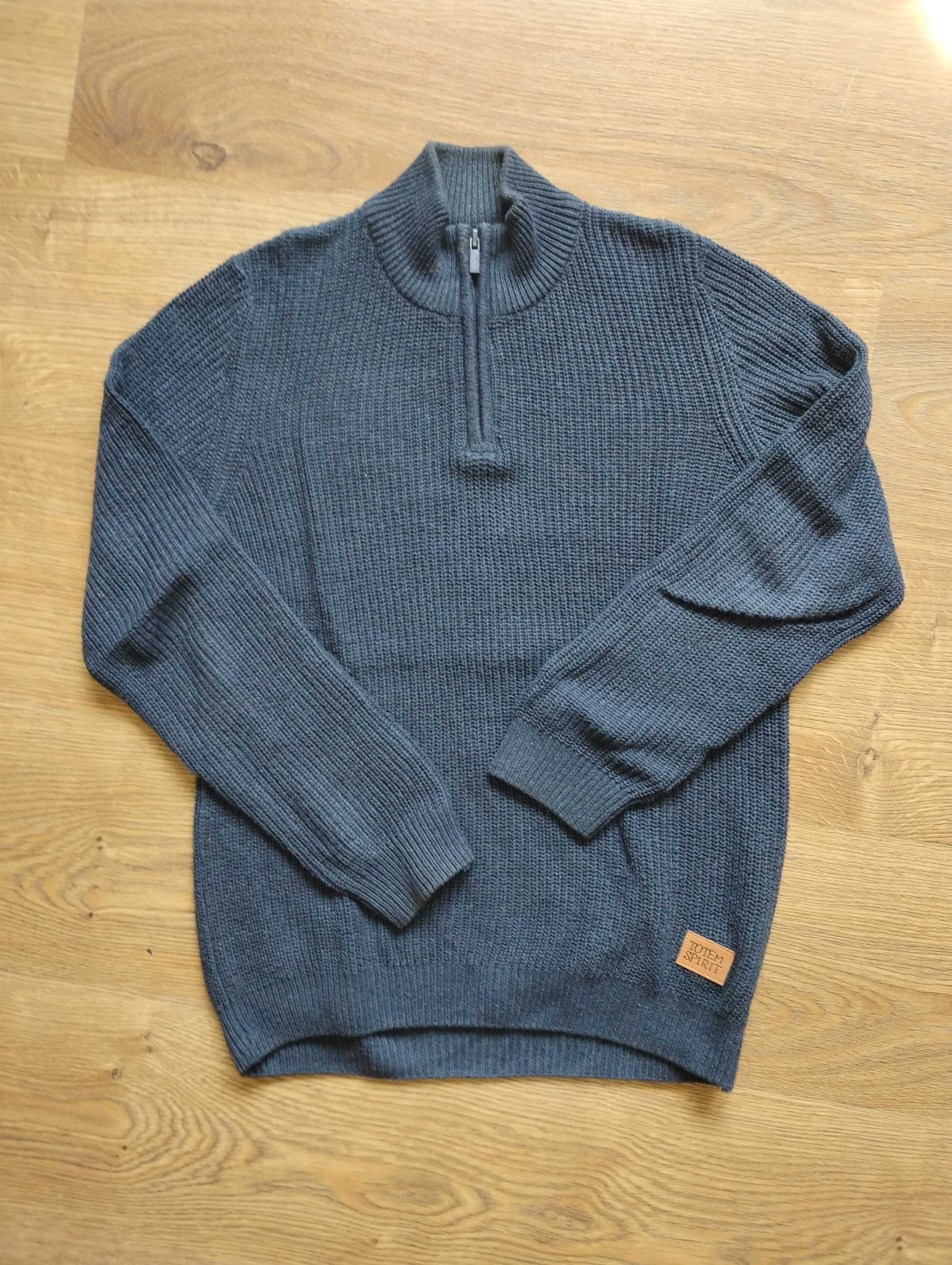 Granatowy sweter dla chłopca