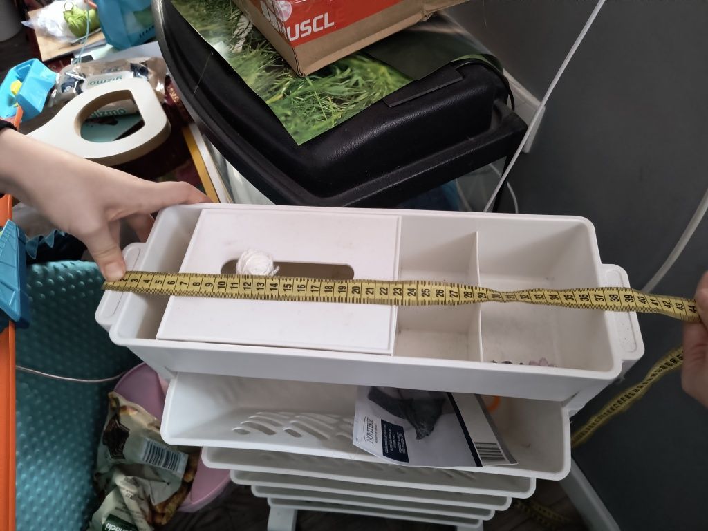 Plastikowy ragł na książki,na kółkach