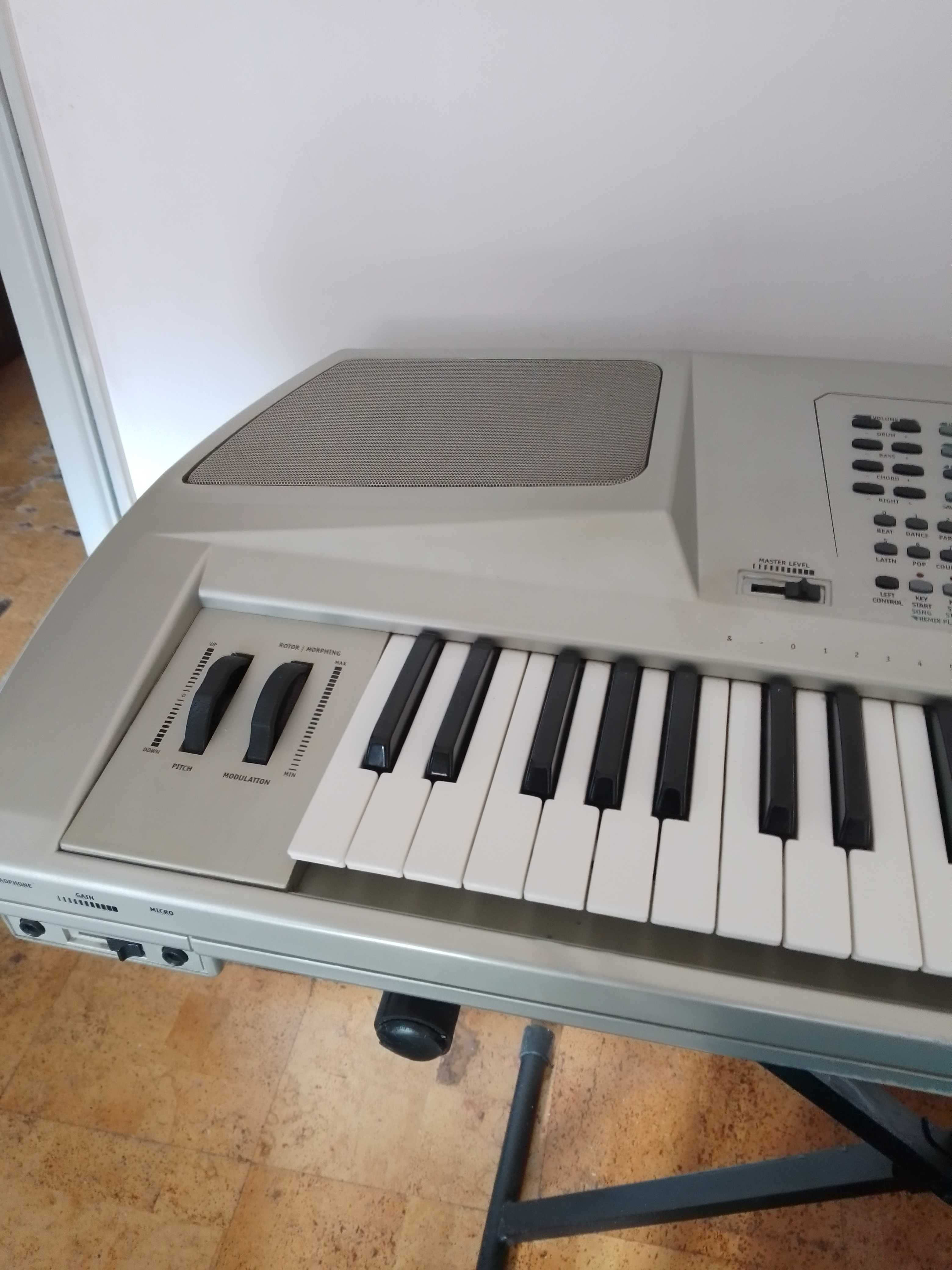 Vendo teclado Ketron XD9 em muito bom estado