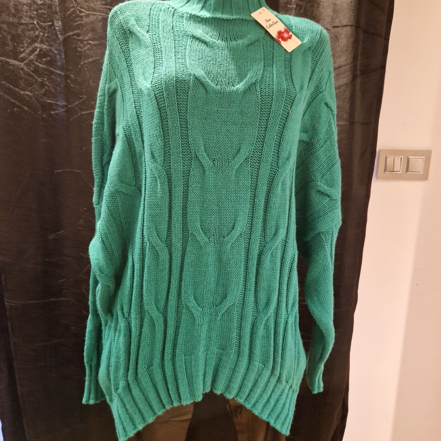 Zielony sweter asymetryczny uniwersalny